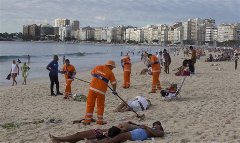 Comlurb Recolhe Toneladas De Lixo Da Praia De Copacabana Mil A