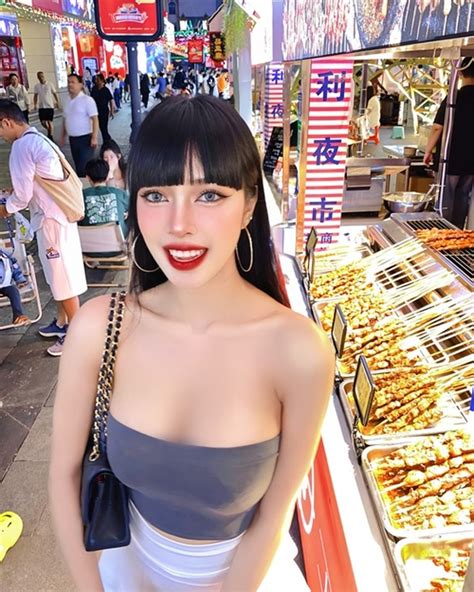 Đỏ mặt hot girl xinh đẹp mặc hở bạo khoe dáng khi nướng thịt