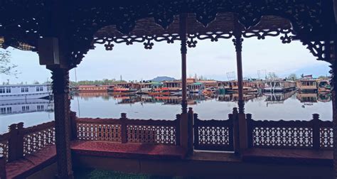 srinagar houseboats experience timeless elegance  dal lake