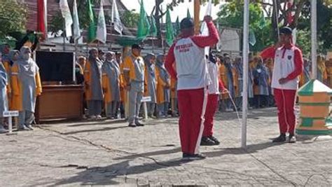 Siswa MA DDI Pangkajene Jadi Pengerek Bendera Porseni HAB Kemenag Sidrap