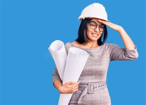 Joven Hermosa Mujer Latina Con El Arquitecto Hardhat Y Gafas Sosteniendo Planos Estresados Y