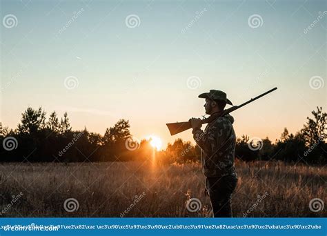 Silhouette Di Un Cacciatore In Cappello Da Cowboy Con Una Pistola In