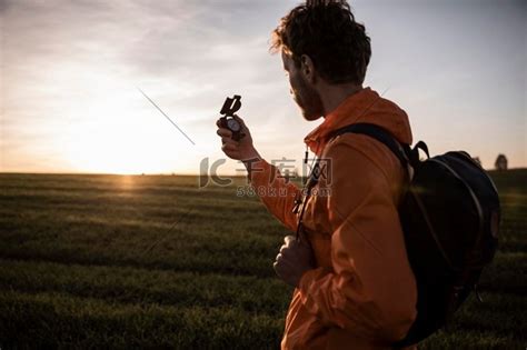 拿着指南针的人公路旅行欣赏风景的侧视图天空人物特写高清摄影大图 千库网