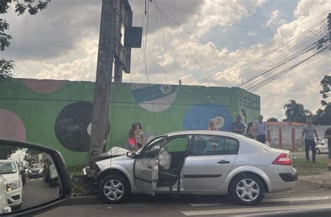 Carro Bate Em Poste No Bairro Novo Mundo Em Curitiba