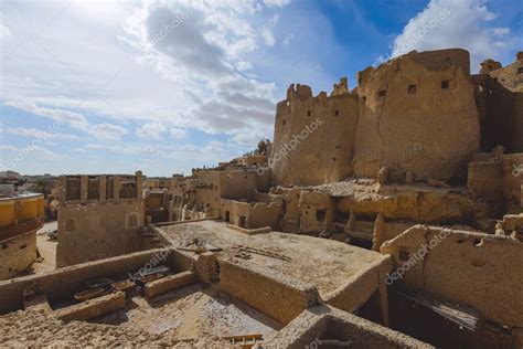 Increíble vista a las paredes de arenisca y antigua fortaleza de un