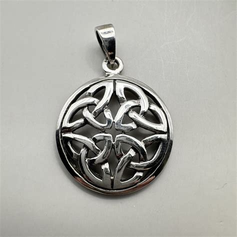 Celtic Trinity Knot Triskele Triquetra Pendant Round Gem