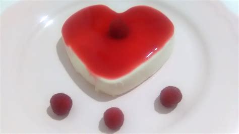 Panna Cotta Con Coulis De Frambuesa Vino Y Miel