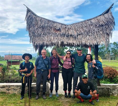 Pros and cons of group treks and private treks.