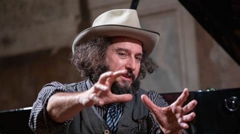 Tredici Canzoni Urgenti Il Nuovo Album Di Vinicio Capossela Italia