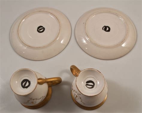 Proantic Paire Des Tasses Aux Abeilles En Porcelaine