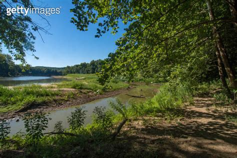 Castlewood Sp Hiking Trail Next To Meramec River