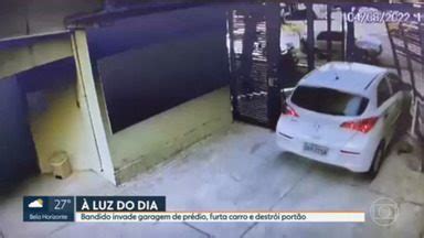 MG1 Homem furta carro de garagem de prédio e derruba portão Globoplay