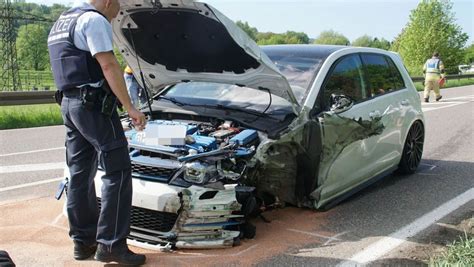 Unfall auf der B10 Auto gerät in Gegenverkehr ein Mensch in