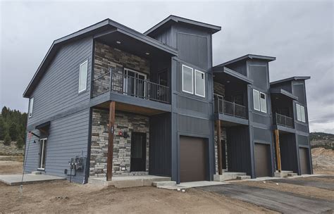 Financial biographers explain how the hunts family built their empire