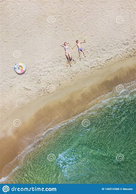 Les Enfants Adorables Ont L Amusement Sur La Plage Photo A Rienne De