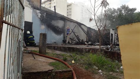 Bombeiros são acionados para combate a incêndio em barracão CGN O