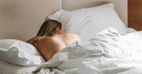 Sleep Experts Asks To Never Sleep Naked