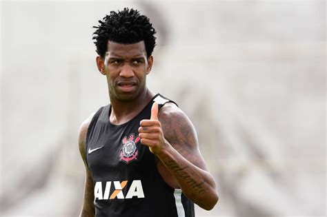 Gil Sugere Retorno Ao Corinthians Pelo Instagram T Voltando