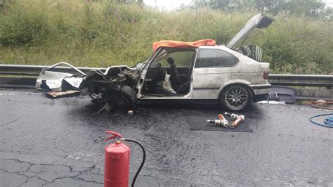 Un Herido En Una Aparatosa Colisi N Entre Un Cami N Y Dos Coches En Arz A