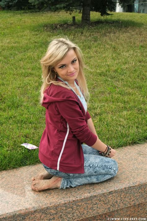 A Barefoot Blonde Part City Feet Full HD MP