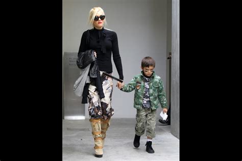 Photo Maman modèle et stylée Gwen Stefani accorde un peu de temps à