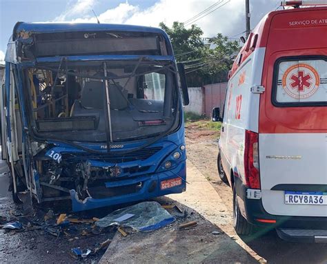 Colisão frontal entre dois ônibus deixa 17 passageiros feridos em