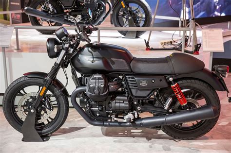 Motorrad Vergleich Moto Guzzi V Iii Stone Vs Triumph Street Twin