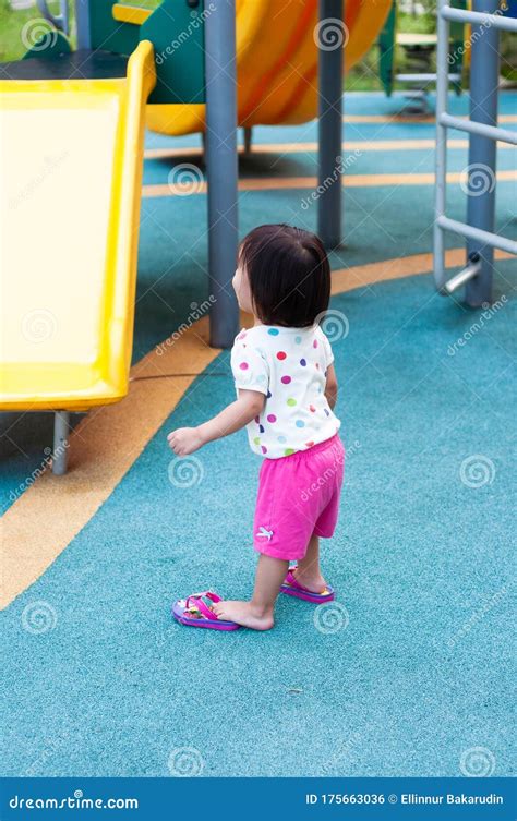 Niños En La Zona De Juegos Al Aire Libre Los Niños Juegan En Un Parque