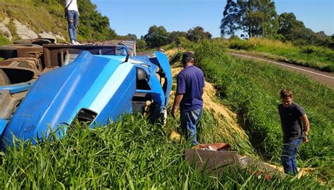 Guaraniaçu Carreta Carregada Com Farelo De Soja Tomba No Km 504 Da Br 277