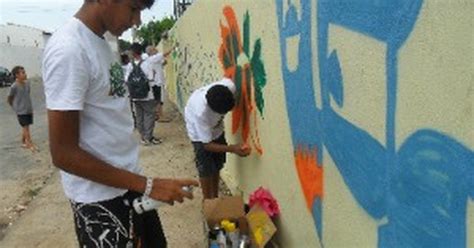 G1 Jovens De Fortaleza Aprendem Grafite E Recuperam Muros Pichados