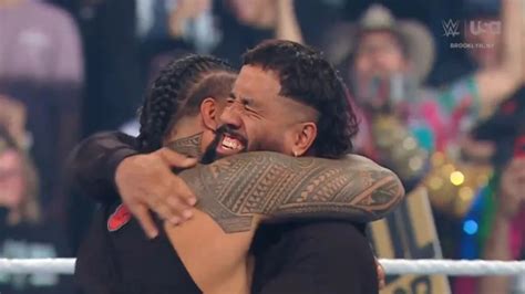 Jey Uso Hugs Jimmy Uso, The Usos Reunite On WWE SmackDown