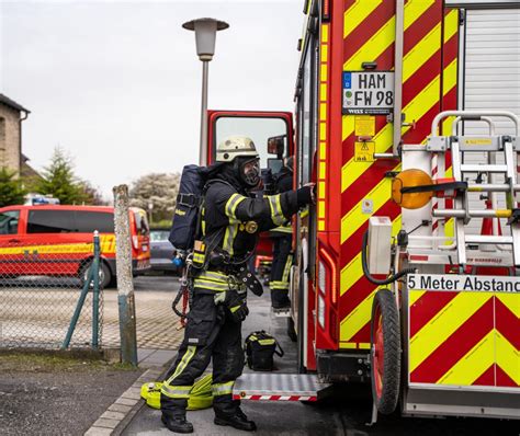 Kellerbrand In Mehrfamilienhaus Anwohner Unternimmt L Schversuche