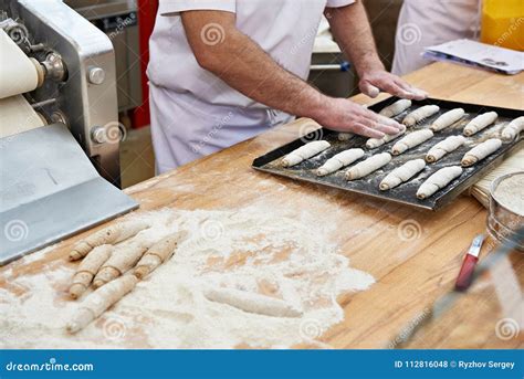 Pasta Del Cocinero De Los Panaderos Para Los Bollos Del Rollo Foto De