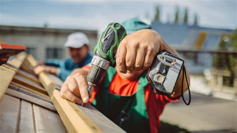 20 Best Roofing Tools Used By The Pros (Recommended)