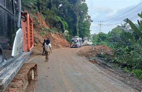 Sempat Tertutup Longsor Jalan Penghubung Sumbar Sumut Di Pasaman Barat