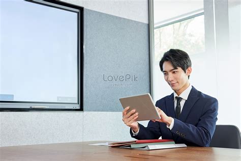 회의실에서 일하는 사업가 사진 무료 다운로드 Lovepik