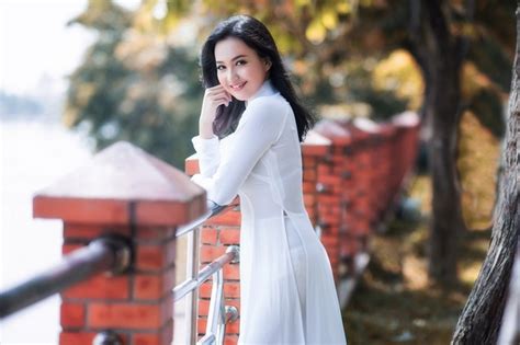 Hot girl thổ dân trở lại trong tà áo dài trắng gây sốt mạng Báo Dân trí