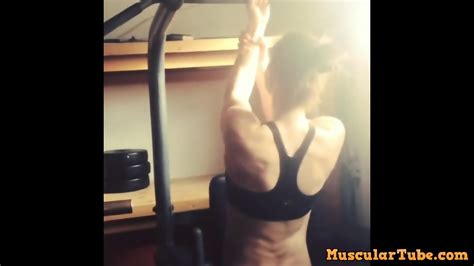 Fitness Babe Flexing Her Sexy Biceps