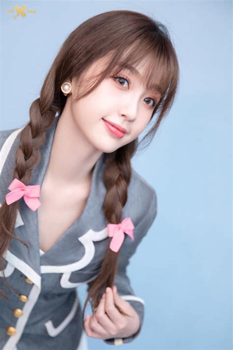 Trợ giảng hot nhất Cbiz hôm nay Ngu Thư Hân visual siêu xinh từ thánh lố cuồng Lisa thành nhân