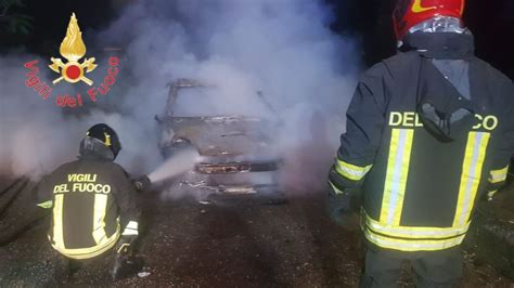 Badolato Auto Distrutta Dalle Fiamme Nella Notte Indagini In Corso