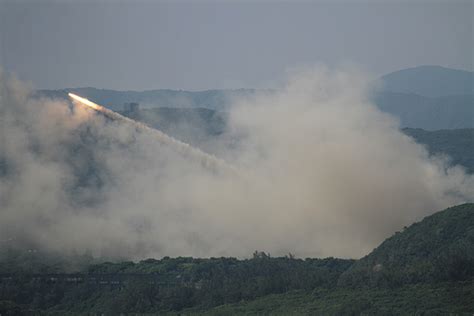 雷霆2000多管火箭九鵬基地實彈射擊 部份火箭未離架殉燃