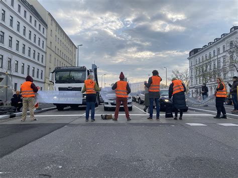 Letzte Generation Wiener Reichsbrücke von Klima Aktivisten blockiert