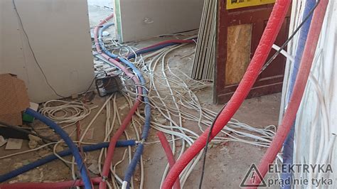 Instalacja elektryczna prowadzona podłogą