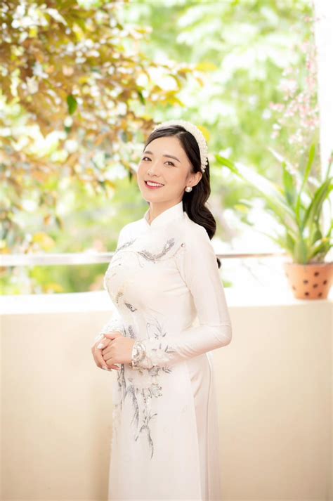 Ngắm nhan sắc xinh đẹp của nữ MC hot nhất Liên Quân Mobile trong lễ cưới