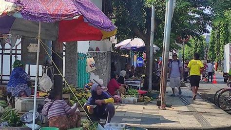 Tak Hiraukan Petugas Pkl Nekad Berjualan Di Luar Pasar Baru Gresik