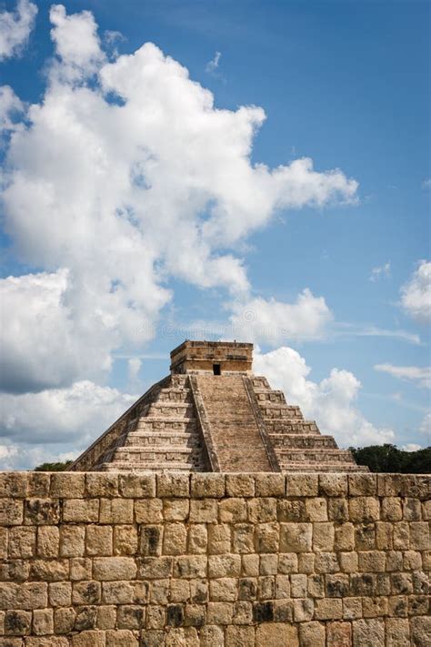 Pir Mide De Kukulkan El Castillo En Chichen Itza Yucat N M Xico