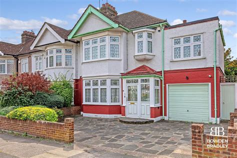 4 Bed End Of Terrace House For Sale In Glenthorne Gardens Barkingside