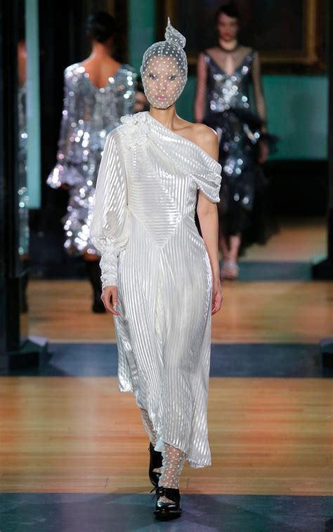 Brides are arguing over the new theknot/com features 5