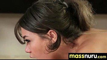NuruMassage desliza un coño aceitoso en una polla XVIDEOS
