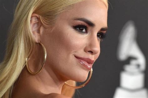 Lali Espósito posó con una bikini roja y encendió el otoño Vía Libre